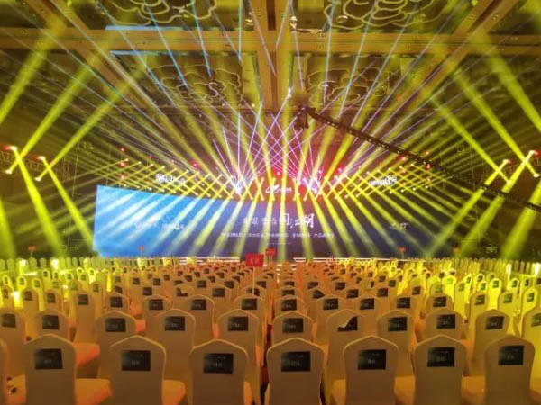 租燈光音響找鑫禾舞美提供服務(wù)與幫助