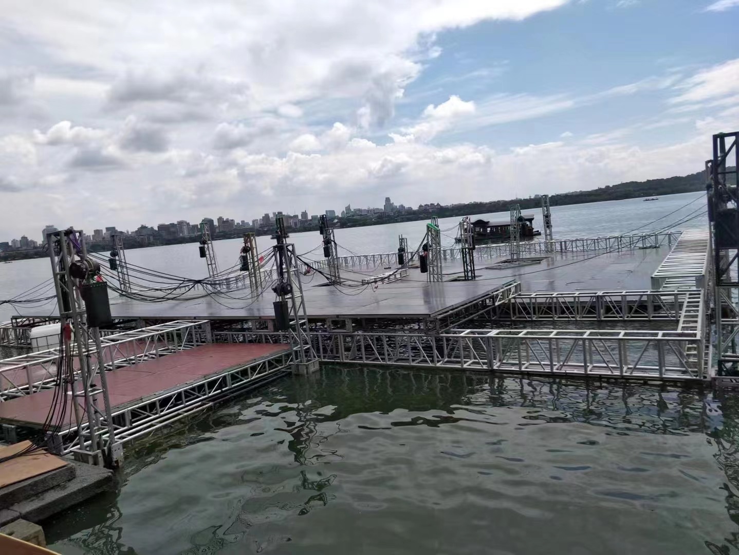 搭建演出舞臺應選怎樣的供應商呢？