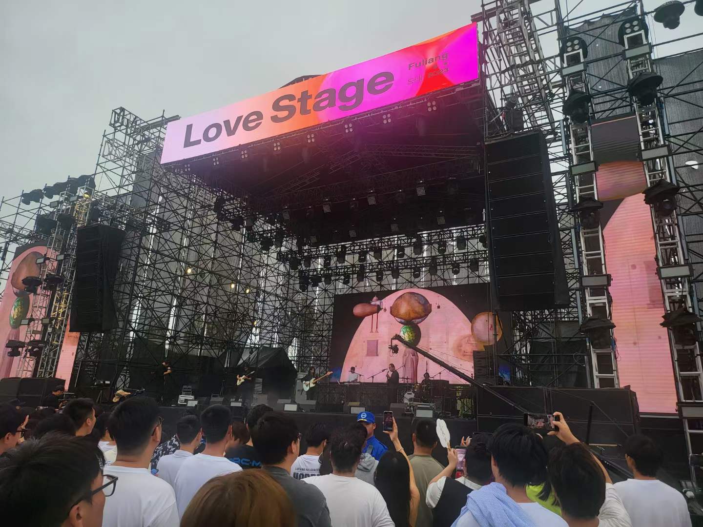 演出時(shí)突遇強(qiáng)暴雨，如何做好舞臺(tái)租賃設(shè)備的應(yīng)急預(yù)案？