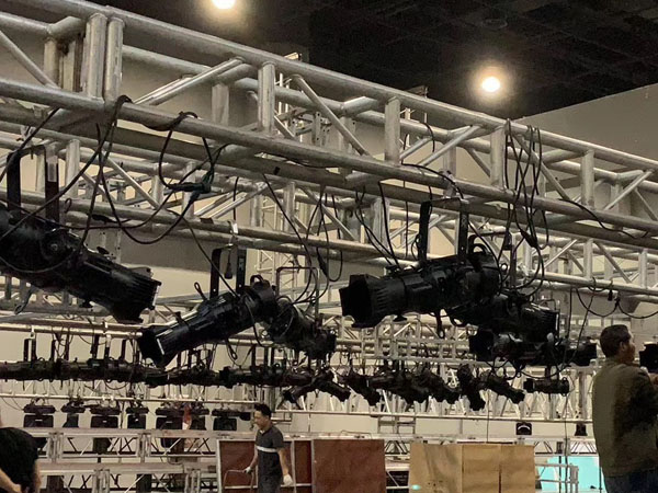 迪迪鹿童裝時(shí)裝發(fā)布會(huì)桁架租賃案例