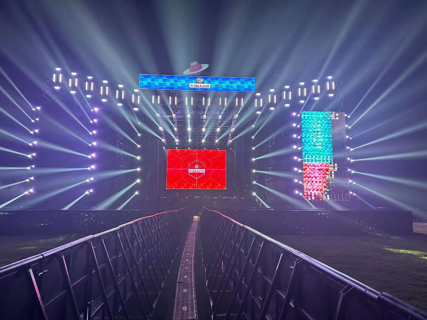 杭州草莓音樂節(jié)又來襲，鑫禾舞美燈光租賃設(shè)備助力圓滿收官