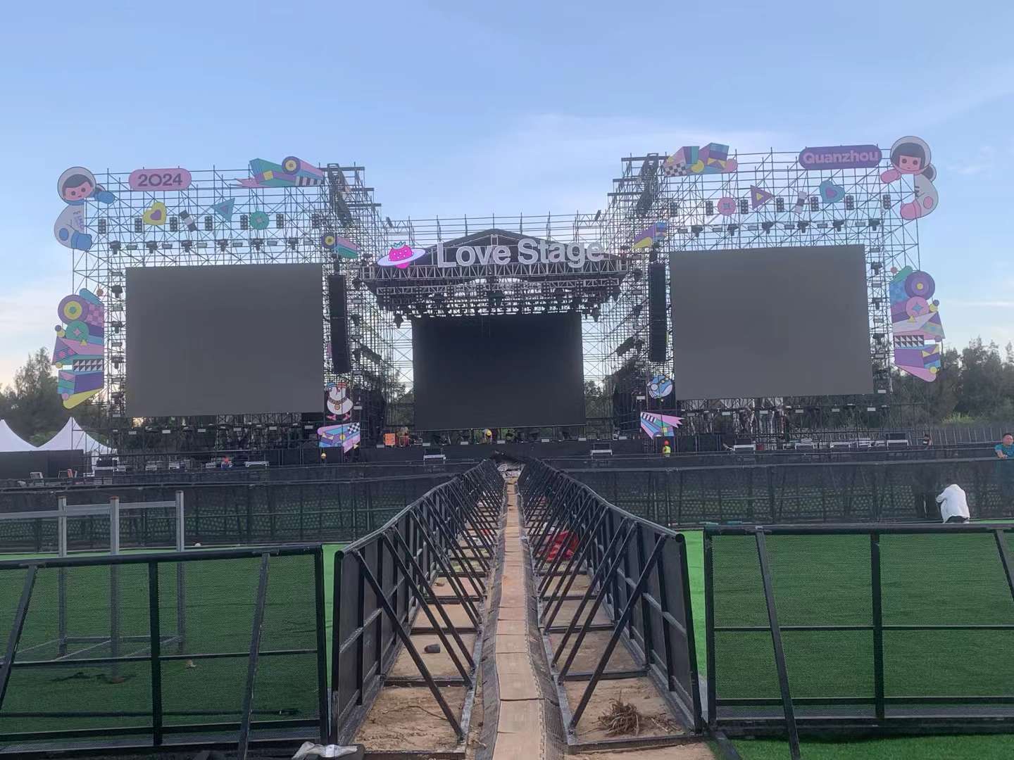 萬(wàn)人盛況嗨翻天的泉州草莓音樂(lè)節(jié)舞臺(tái)搭建服務(wù)商