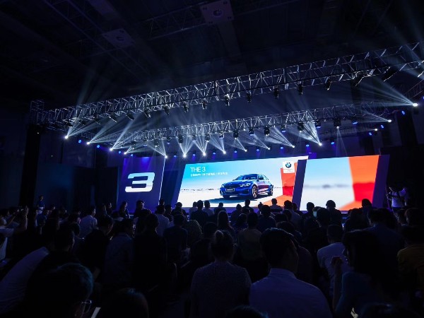 燈光租賃效果要好離不開專業(yè)燈光師