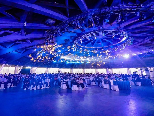 年會舞臺燈光租賃屏你選好了嗎？