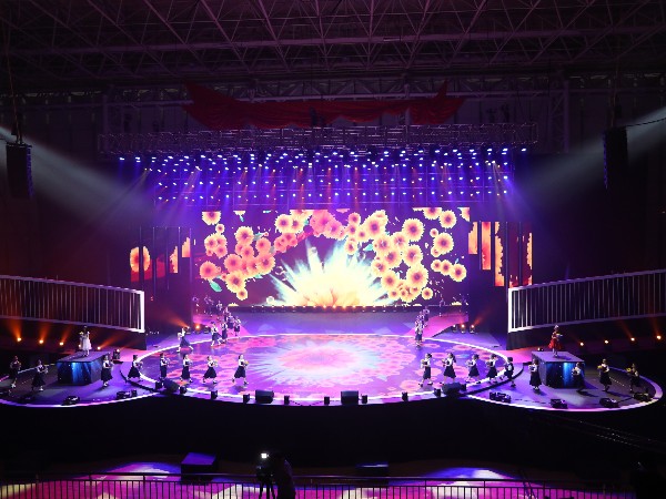 正確配套音樂節(jié)燈光音響租賃設備